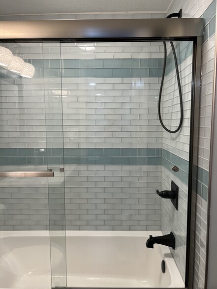 Bathroom tub and shower. No surround! - 1157 S Prairie St