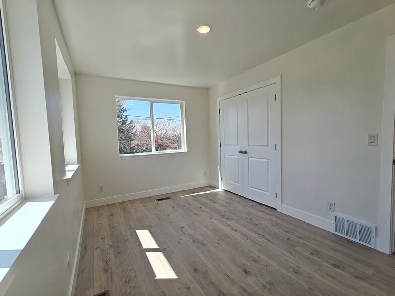 Building Photo - 6662 Highland Dr
