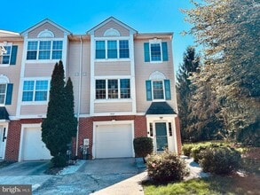 Building Photo - 3409 S Carriage Ct