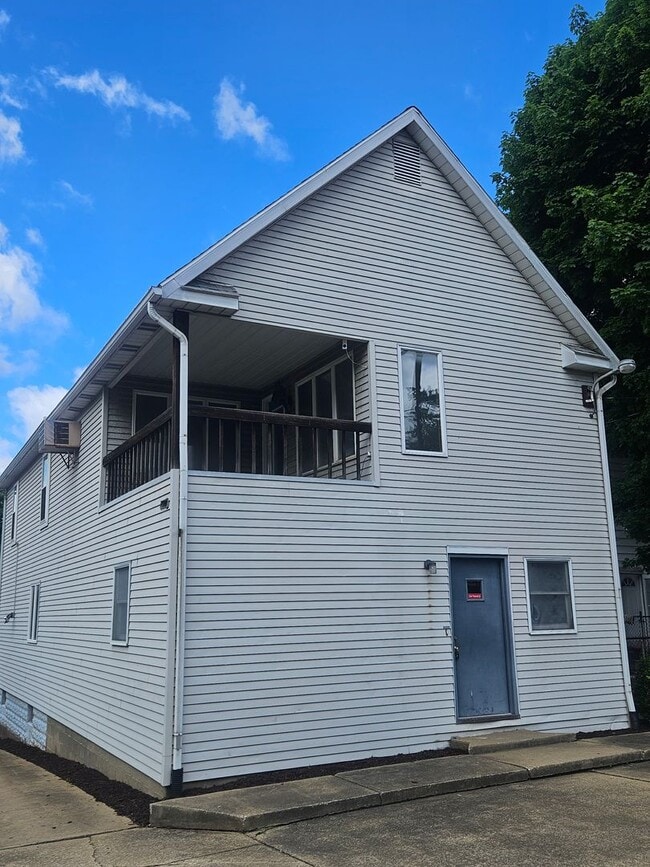 Primary Photo - 877 N Main St