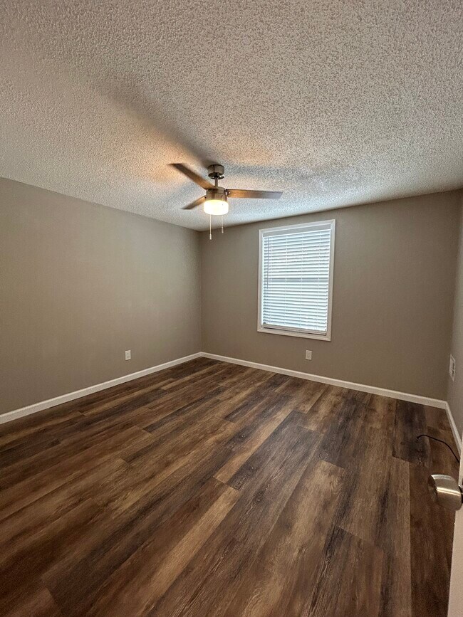 Building Photo - 121 Waterbury Ct