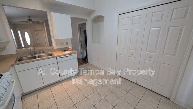 Building Photo - 6047 White Sails Dr