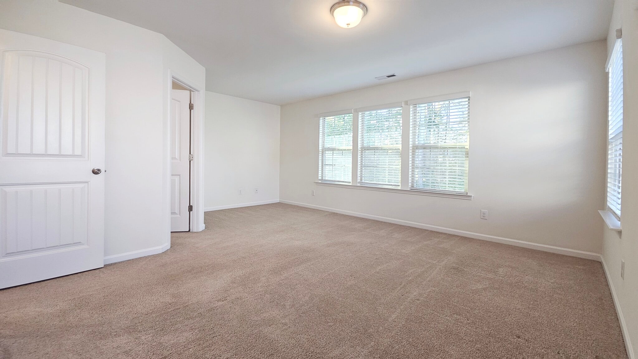 Building Photo - 90 W Grove Point Dr