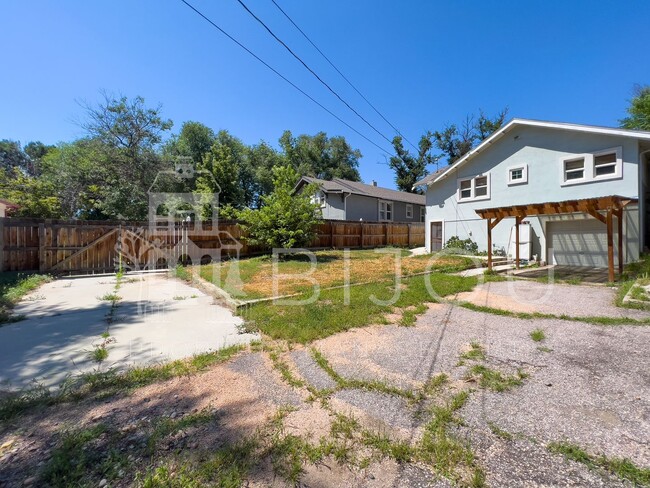 Building Photo - Downtown Bungalow with Large backyard