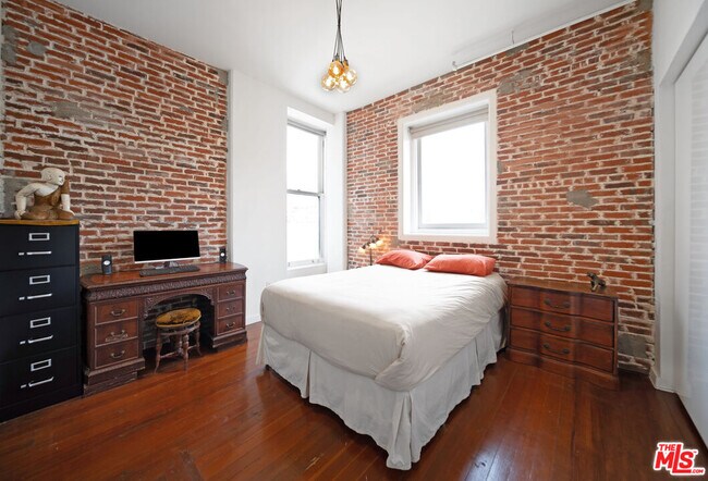 Building Photo - 257 S Spring St