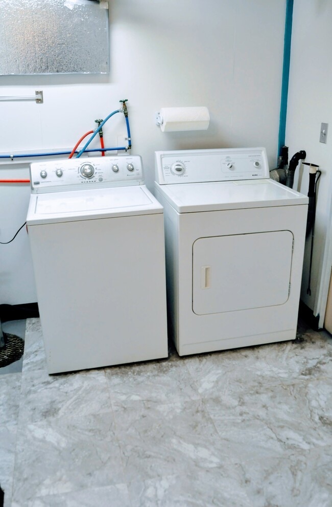 Laundry - Downstairs - 814 N Baker St