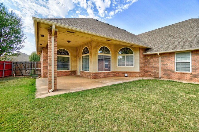 Building Photo - Spacious 4-Bedroom Home with Fireplace, Is...