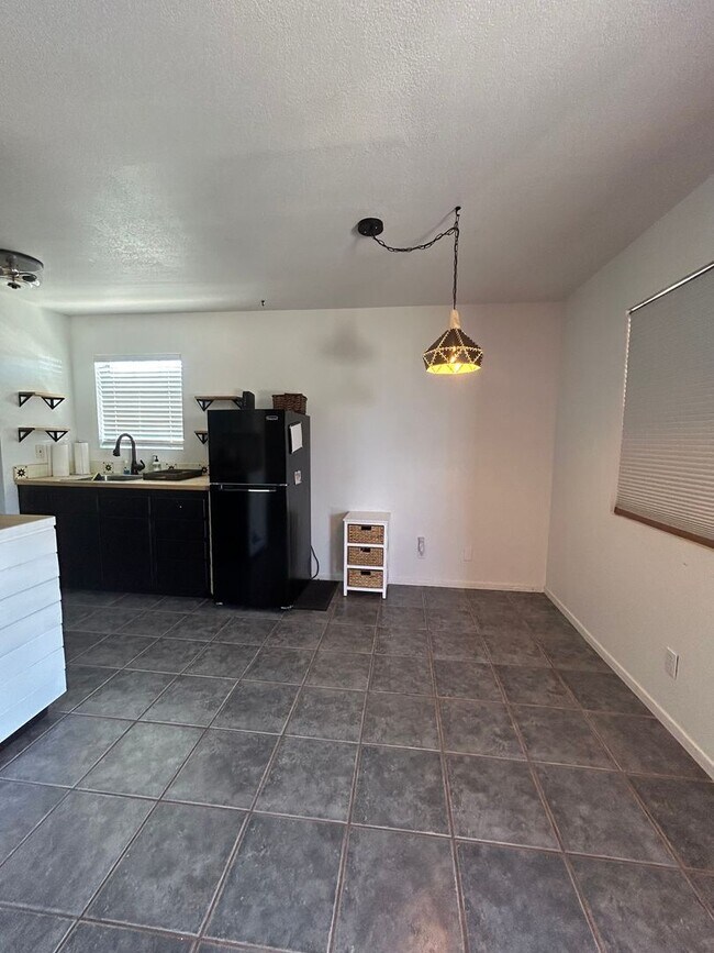 Building Photo - Private 1 Bedroom 1 Bathroom Home