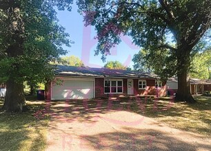 Building Photo - Charming 3-Bedroom 2 Full Bathroom Home