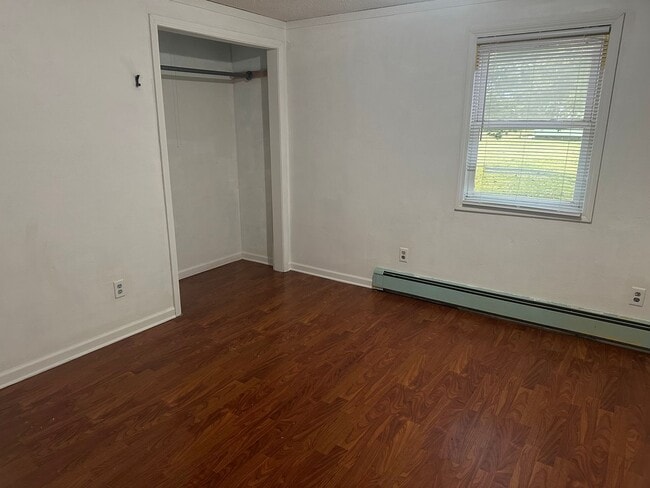 Building Photo - 3 bedroom available for immediate move in!