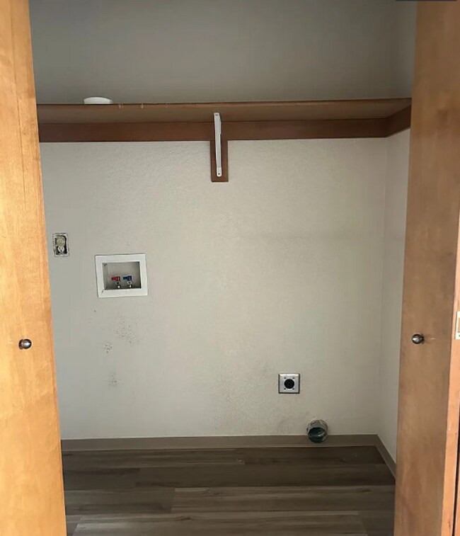 Building Photo - East Medford 2 bedroom 1.5 bathroom 2 story townhome