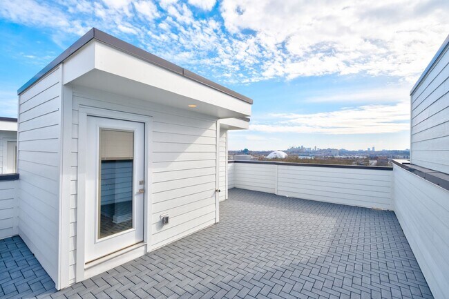 Building Photo - Youngs Lane Luxury Townhome