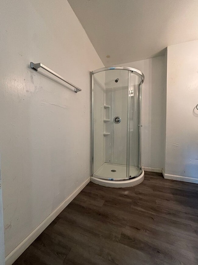 Building Photo - 3 bedroom 2 full bathroom home