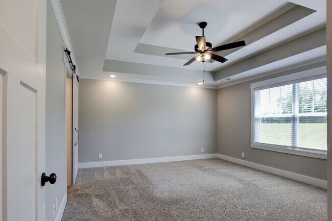 Building Photo - Fresh and Clean 3 bed/2 bath minutes from Exit 8.  Show Stopper!