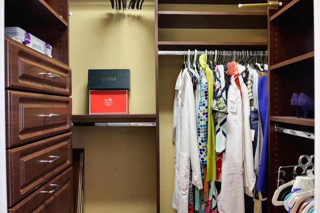 Building Photo - 2070 Chagall Cir