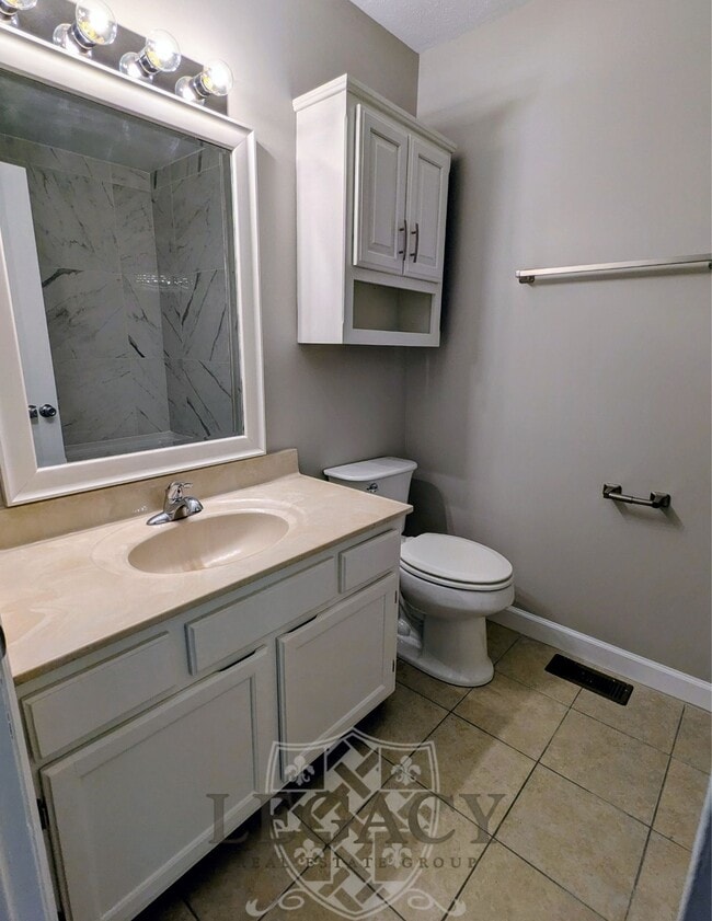 Building Photo - 221 Benefield Dr