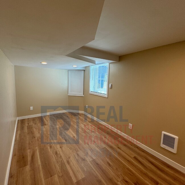 Building Photo - Giles/Valenzuela - 3204 (Cascade Group - G...