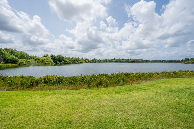 Building Photo - Town Home For Rent in Lake Brandon!