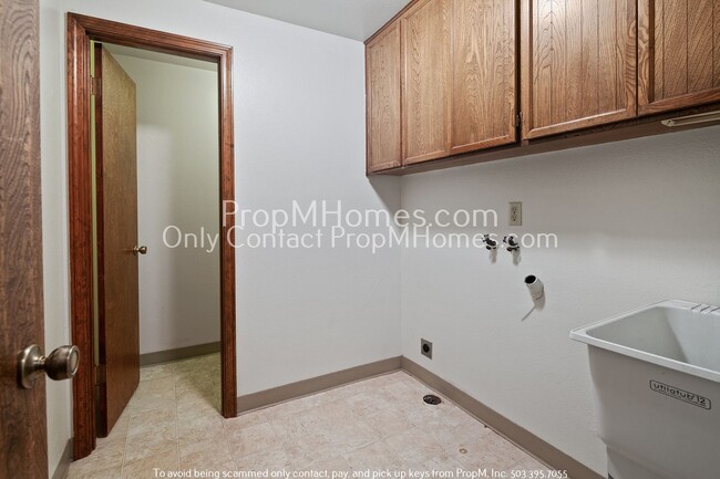 Building Photo - Spacious Tri-level Four Bedroom Home On Qu...