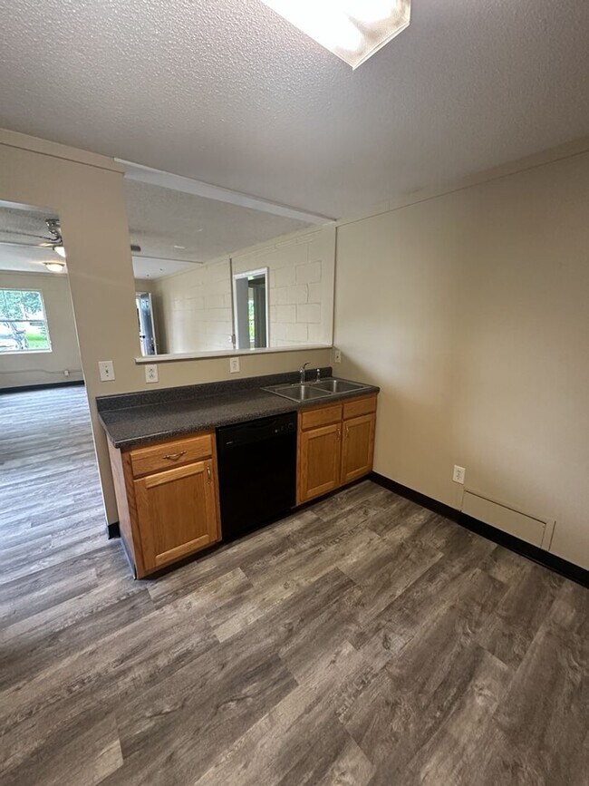 Building Photo - Freshly Updated 3 Bedroom Home in St. Elmo!! - Housing Vouchers Accepted!