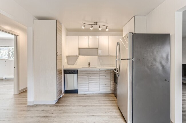 Building Photo - Amazing 2bed/1bath Corner Unit in Phinney ...