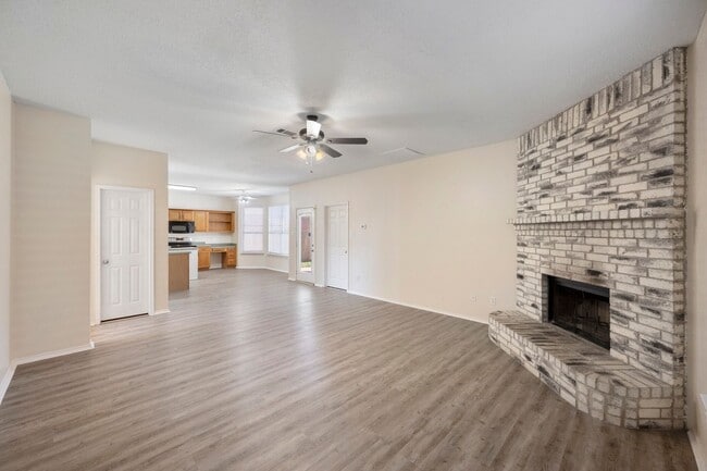 Building Photo - 6917 Club Creek Dr