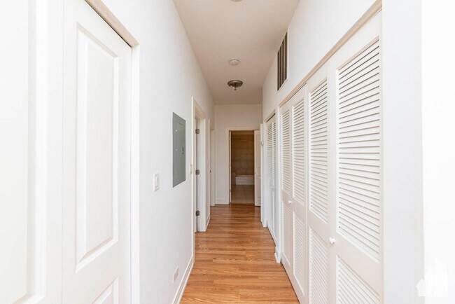 Building Photo - 4150 N Kenmore Ave