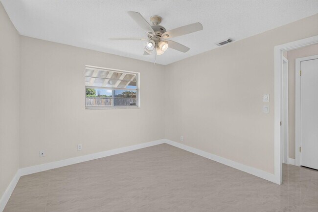 Building Photo - 3943 Roan Ct W