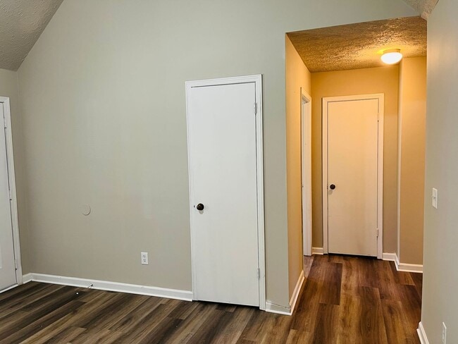 Building Photo - 10 Fredda Ln