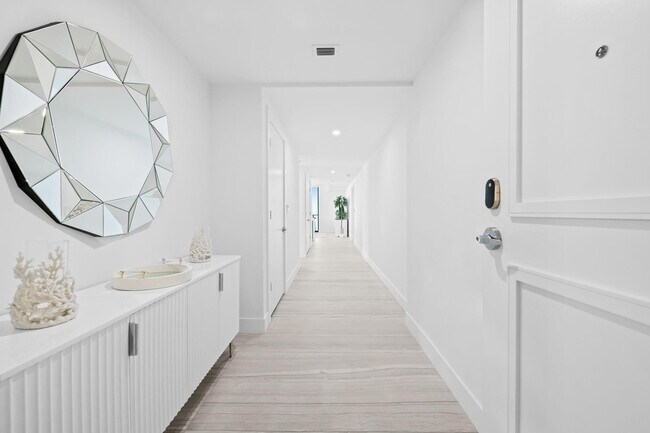 Building Photo - 730 N Ocean Blvd