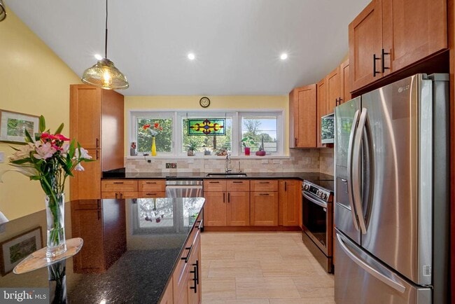 Building Photo - 5929 Avon Dr