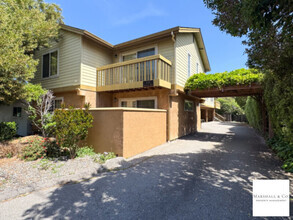 Building Photo - MUST SEE!  LARGE 1BR/1BA, 4-Plex,UPDATED, ...
