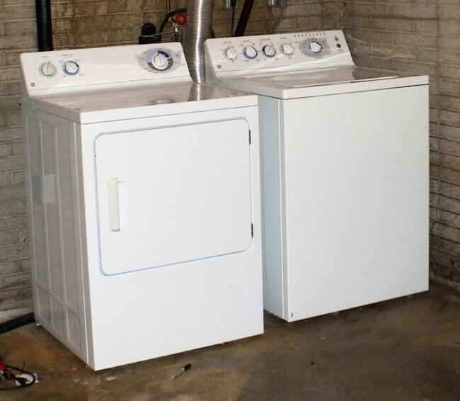 Building Photo - $1,600 | 2 Bedroom, 1 Bathroom Duplex | Pet Friendly* | Available for August 1st, 2026 Move In!