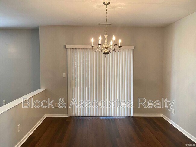 Building Photo - 2110 Breezeway Dr