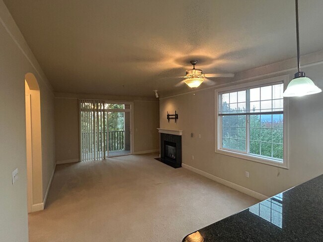 Building Photo - 2B, 2BA Top-Floor condo in South Renton wi...