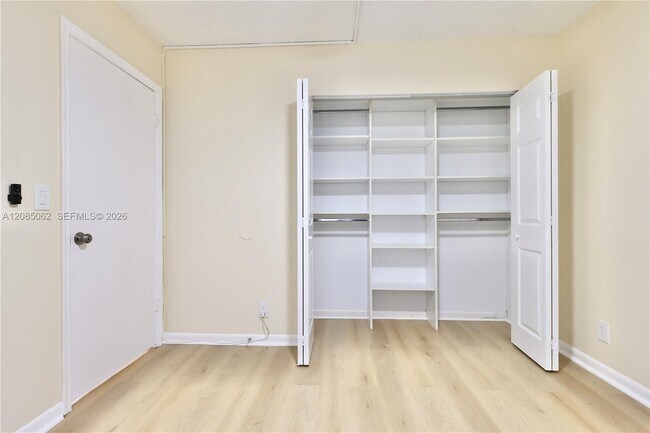 Building Photo - 909 Twin Lakes Dr