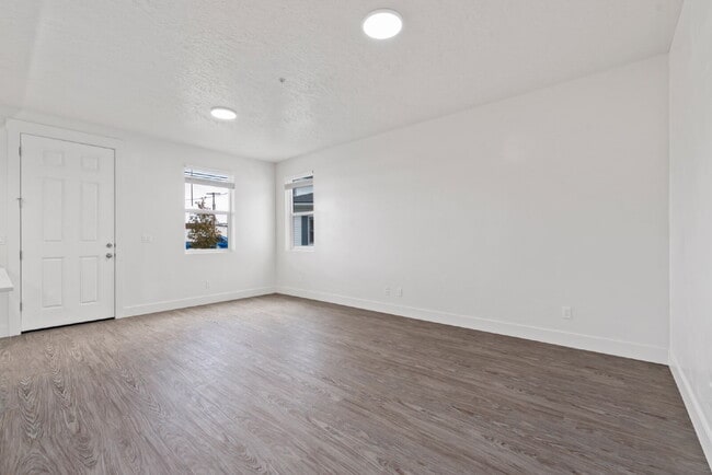 Building Photo - "Discover Comfort & Style: Spacious 3-Bed,...