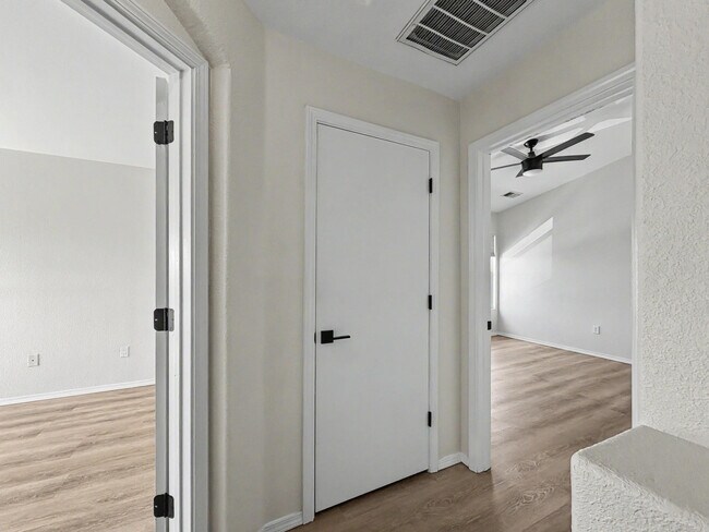 Building Photo - 6501 San Antonio Dr NE