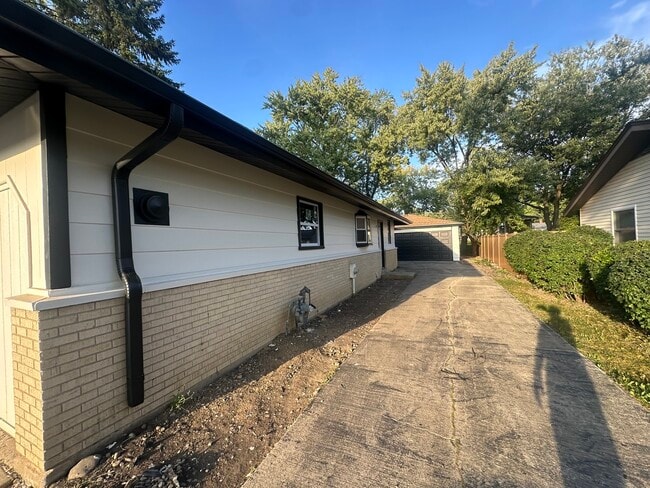 Building Photo - 595 W Elk Grove Blvd