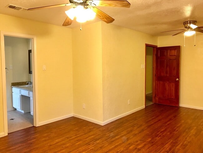 Building Photo - 2118 Endicott Ln