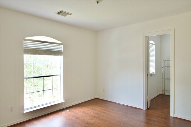 Building Photo - 2023 Creek Run Dr