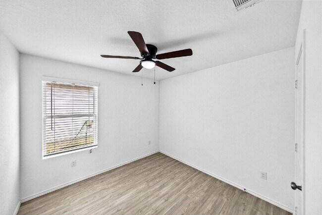 Building Photo - UP TO 1 MONTH FREE RENT!!! No Stairs, No Carpet, No Compromises.