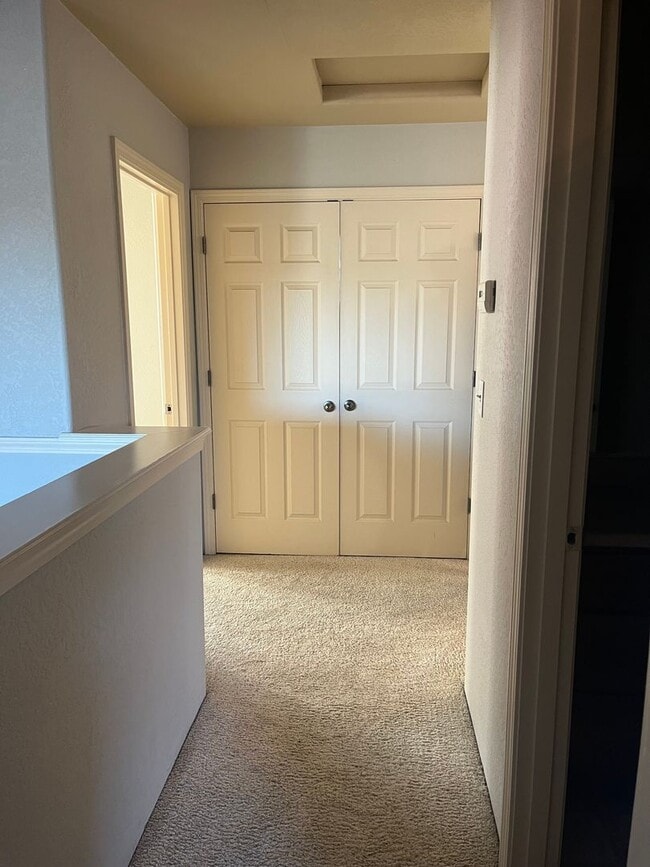 Building Photo - 2 Bedroom 2.5 Bath House