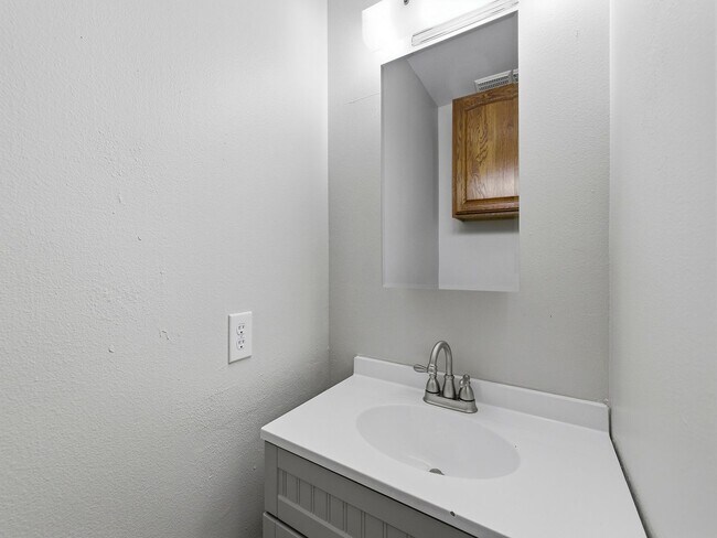 Building Photo - Spacious 2 Bed Condo W/ Bonus Basement Room, Fireplace & Garage Available NOW!