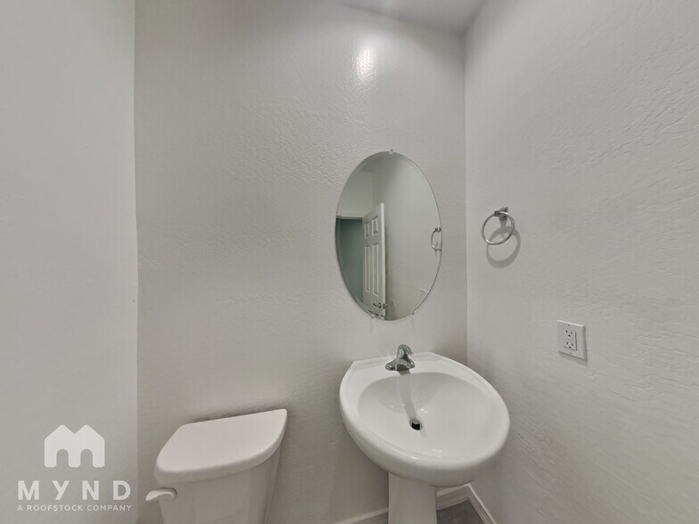 Building Photo - 815 N 109th Dr