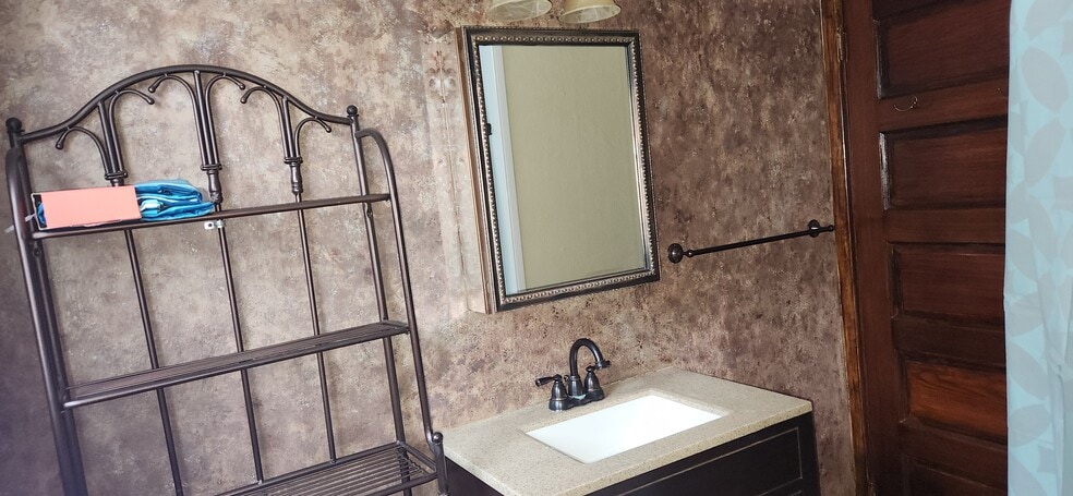 Building Photo - 340 S Jackson St