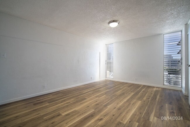 Building Photo - $2300  1 bd 2 ba 1 pkg -1447 Kewalo #705