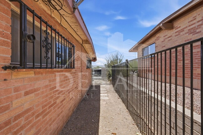 Building Photo - 1808 W Caravelle Rd