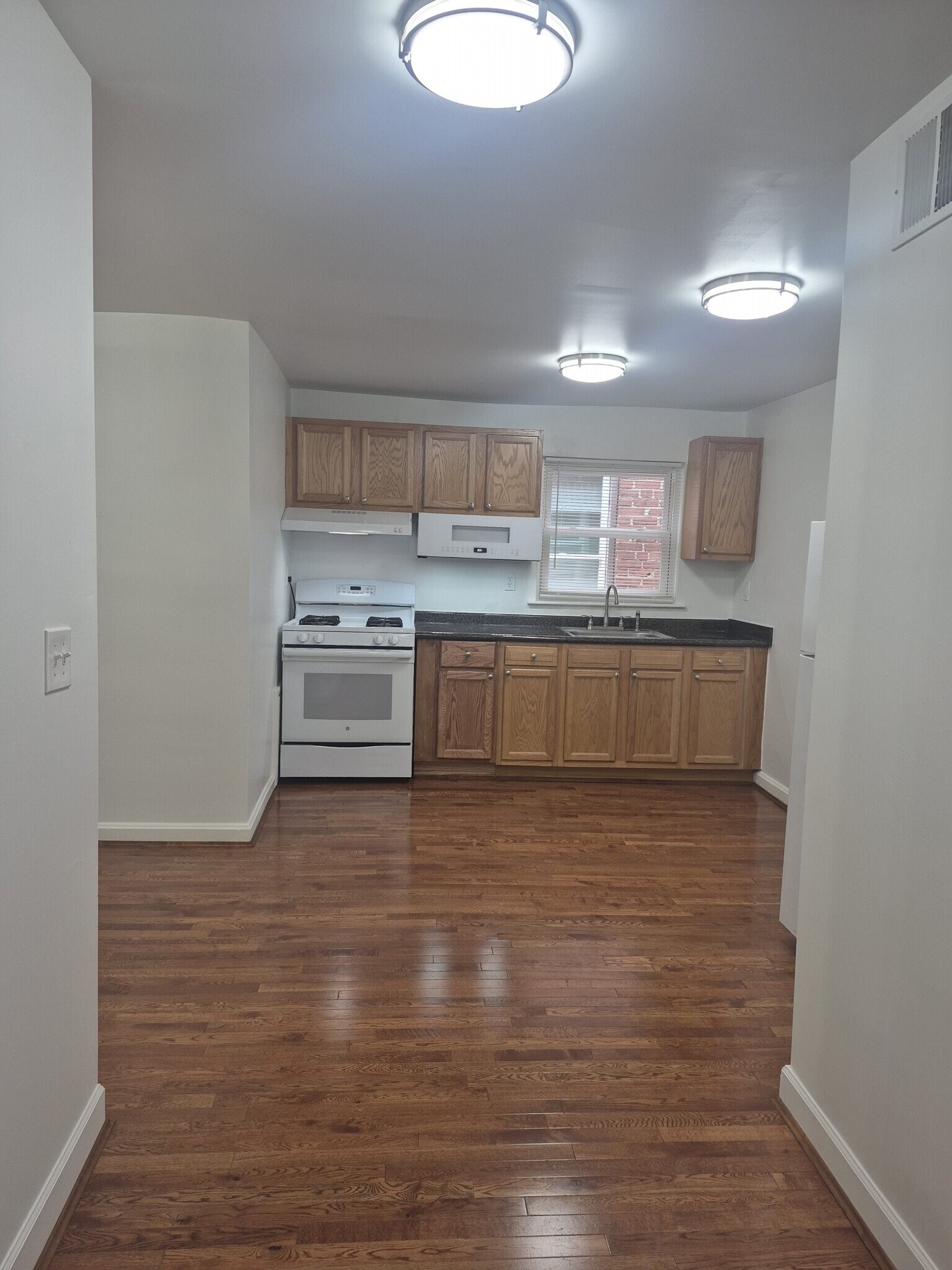 Building Photo - 2063 Beechmont Ave