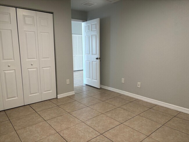 Building Photo - 1939 Palm Acres Dr